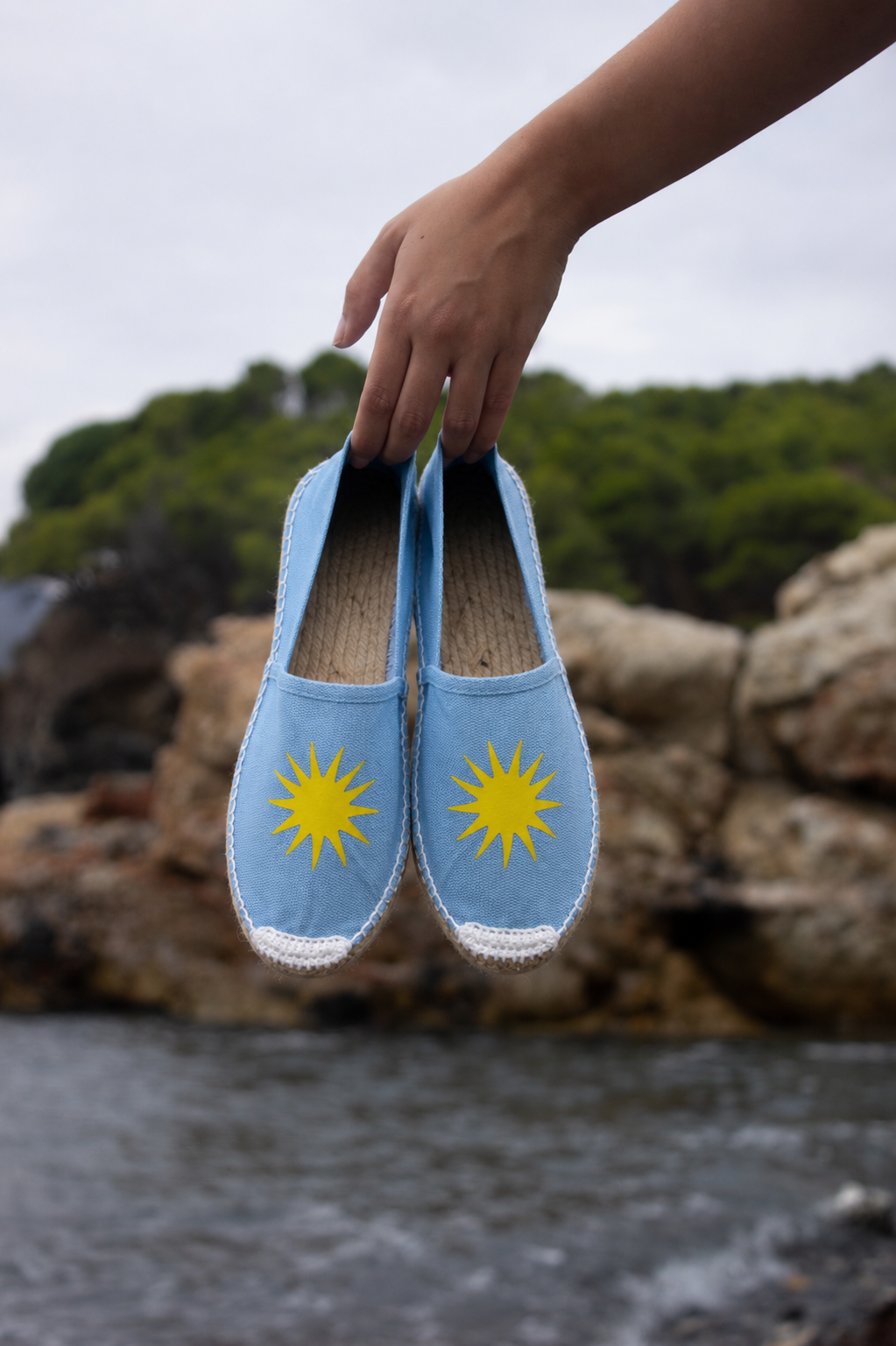 Imagen de la almohada Tamariu de la marca Mas Juny, con funda suave y diseño elegante en tonos neutros.